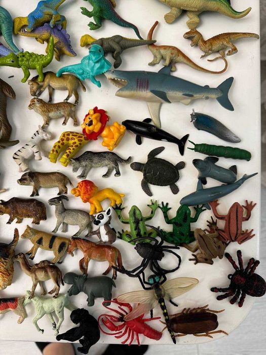 Лот фирменных игрушек животные и динозавры