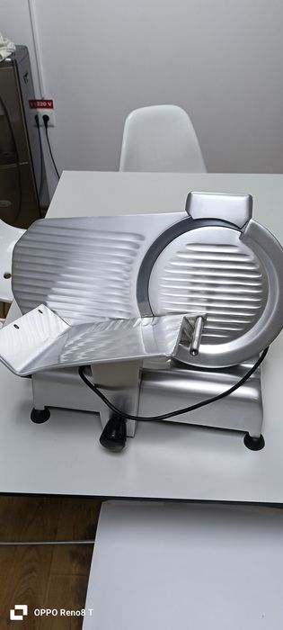 Vând feliatot mezeluri