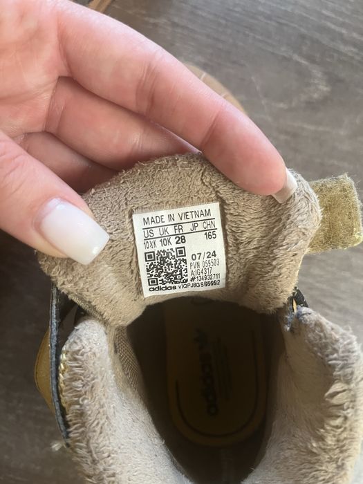 Продам детские ботинки adidas
