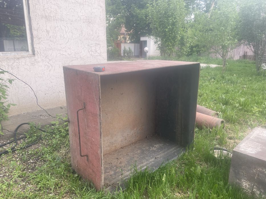 Бак для огорода, можно под бассейн, обьём 1 куб , в хорошем состоянии.