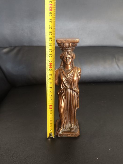 Бронзова статуя (Кариатида)Kapyatie Caryatid