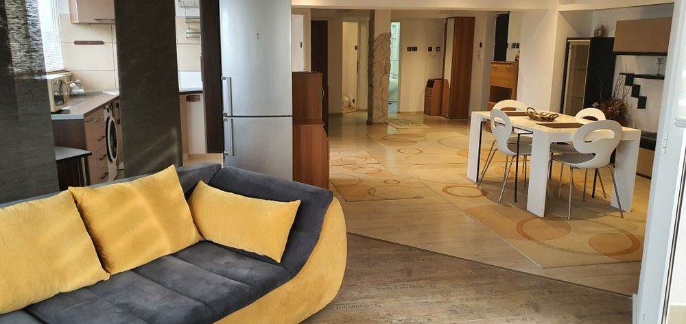 Închiriez apartament ultracentral vis a vis de Prefectură