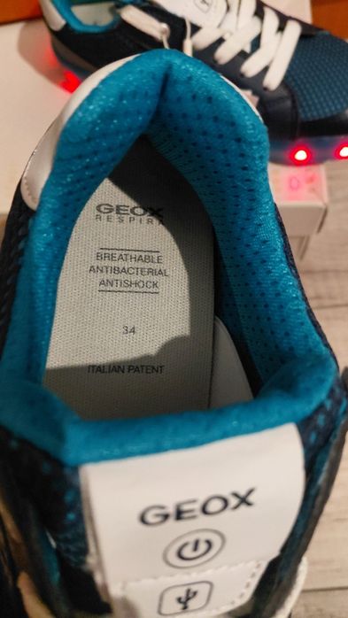 Pantofi noi pentru copii Geox Respira cu LED-uri, marimea 34