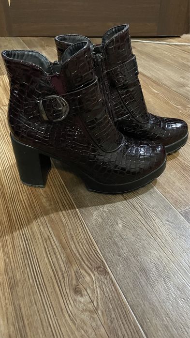 Осенние ботинки на высоком каблуке