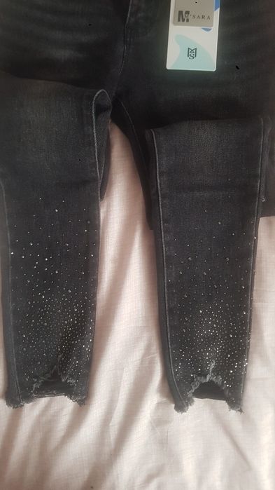 Blugi negri-gri, noi-nouti, cu eticheta