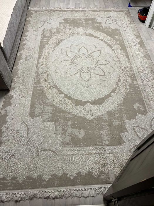 Продается ковер в  отличном состоянии