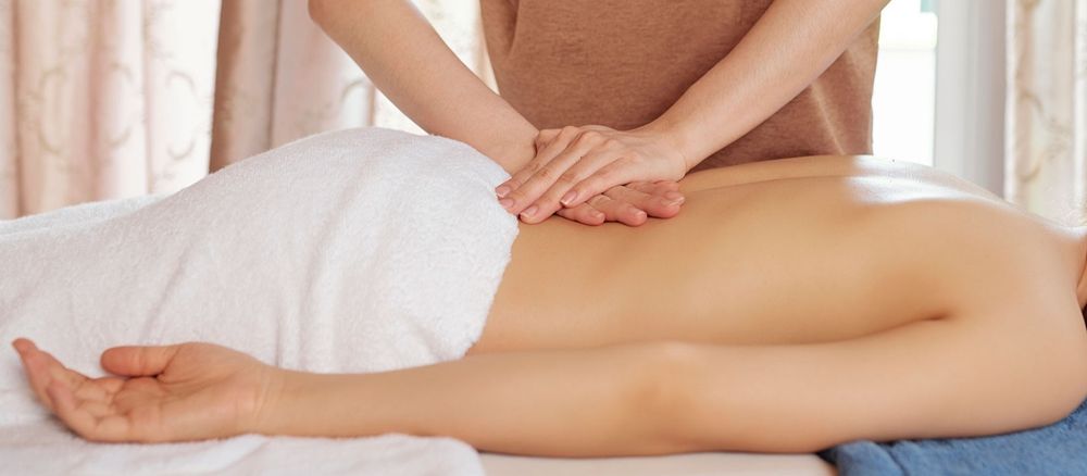 Maseur profesional cu atestat disponibil pe sedinte masaj terapeutic..