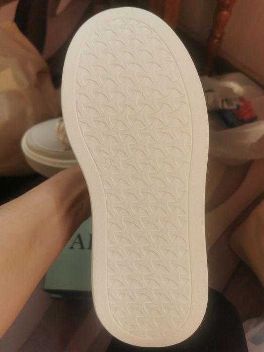 Продам женские кроссовки