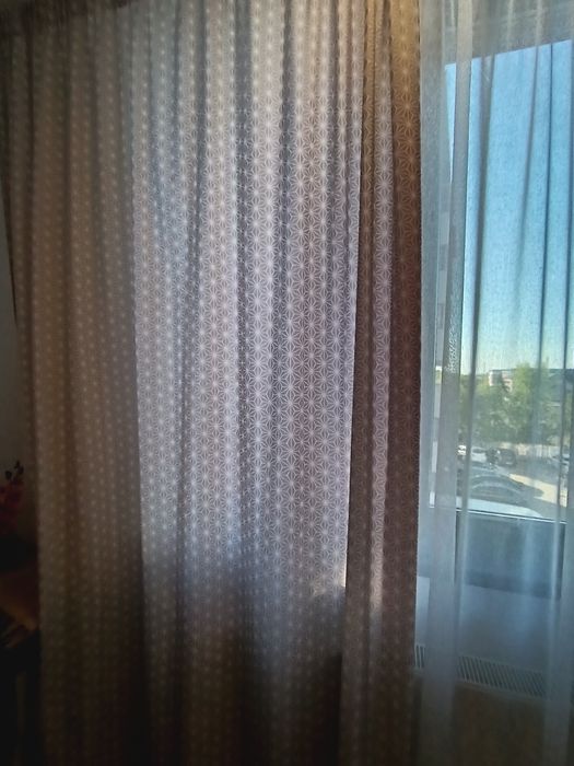 Vand 2 draperii gri cu alb