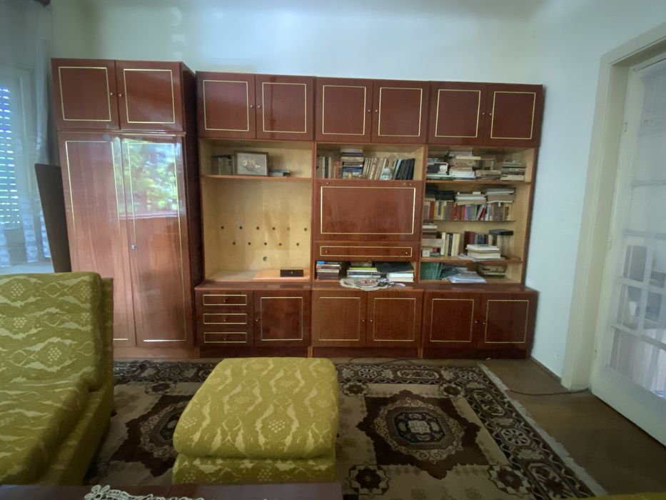 Set mobilier living vintage complet: canapea, fotolii, biblioteca si masuta - stare foarte buna.