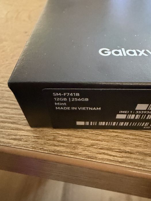 Galaxy Z Flip 6 с много аксесоари