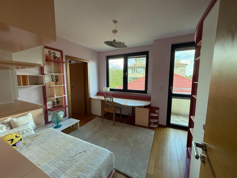 Дава се под наем Четиристаен апартамент в София, Гео Милев - 140 кв.м за 1300 € - Снимка #1