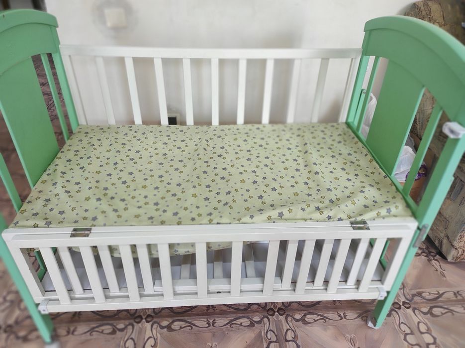 Продам детскую кровать манежка