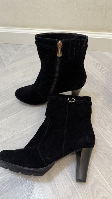 Продам замшевые ботинки на каблуке