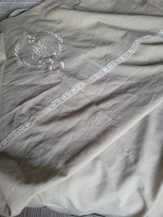 Два броя памучни бродирани пердета, с драперия и дантела