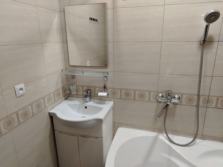 Srochna uy sotiladi Qibray Chinobod gilam bozor.