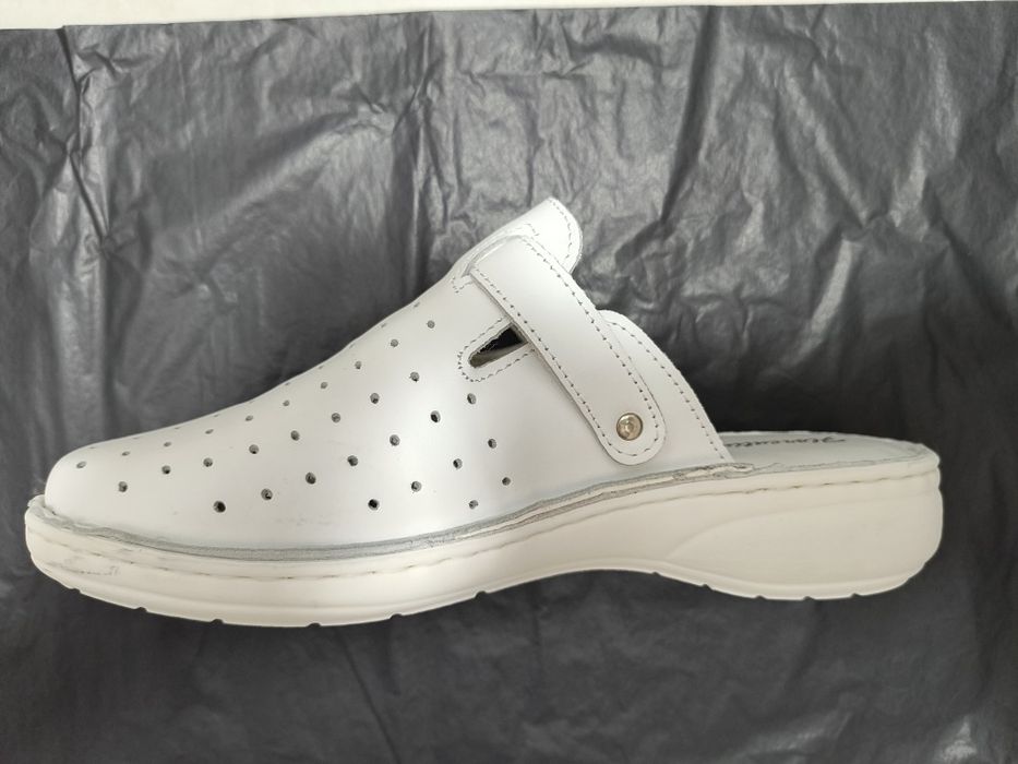 Vând saboți din piele naturala