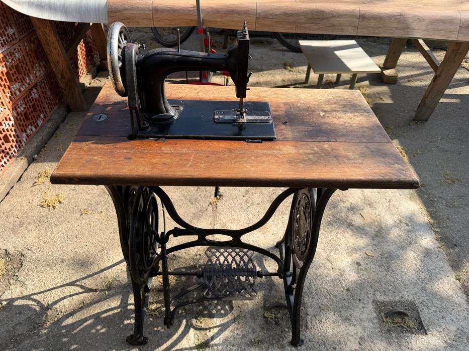 Mașină de cusut de colecție „The Best Sewing Machine” – completă, cu masă și pedală originale