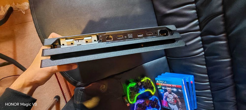 Playstation 4 Pro с игри и Аксесоари