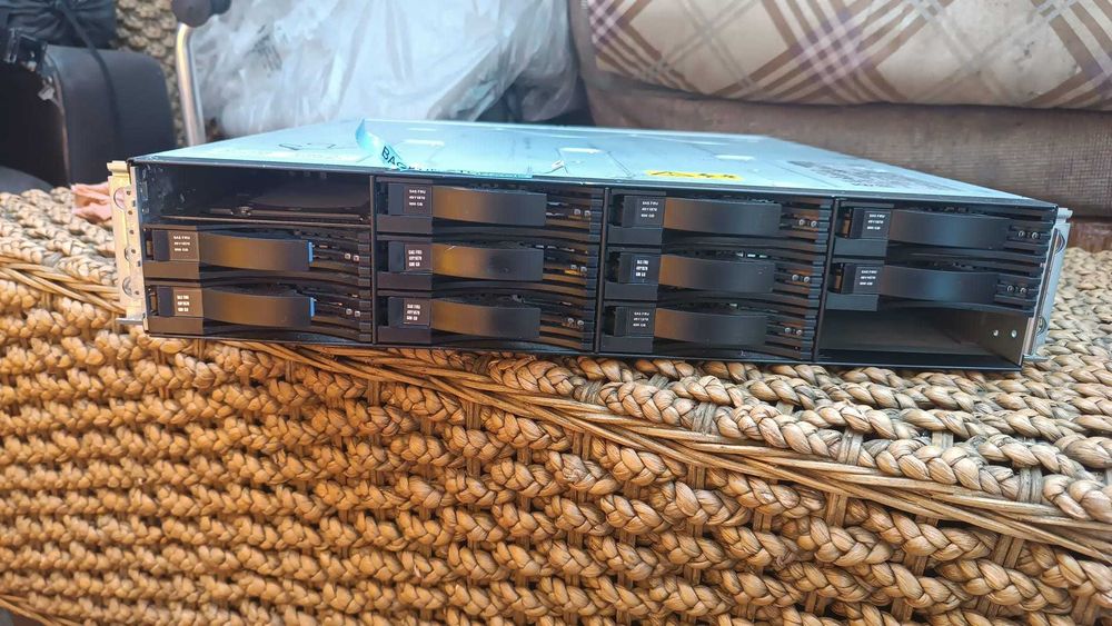 2 x IBM 1746 Storage Enclosure 10x, 9x 600GB SAS 15K