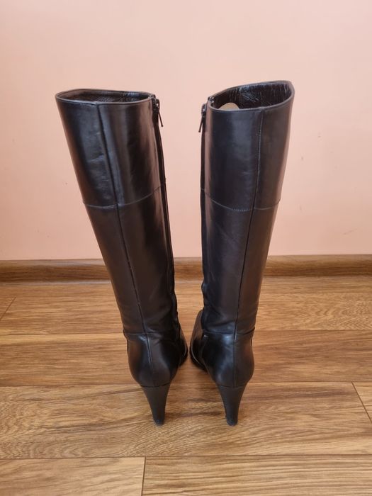 Продавам черни кожени ботуши на фирмата Max Mara