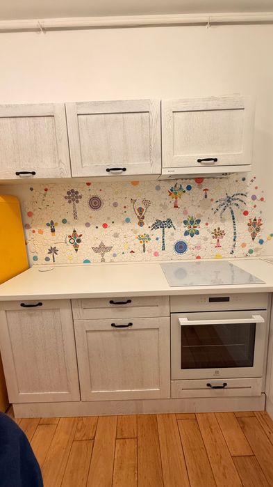 Bucatarie forma de U complet utilata și bine întreținută