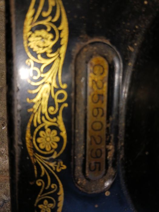 Vând mașină de cusut  originală singer în stare perfectă .