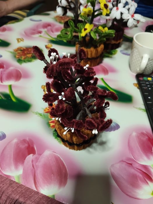 Vând flori ornamente pentru 1 8 martie și pentru cineva drag