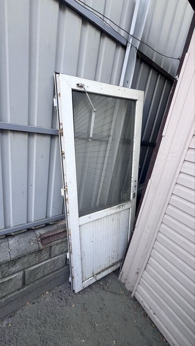 Продам дверь пластиковую 90см