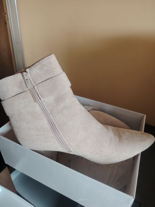 Продавам дамски боти