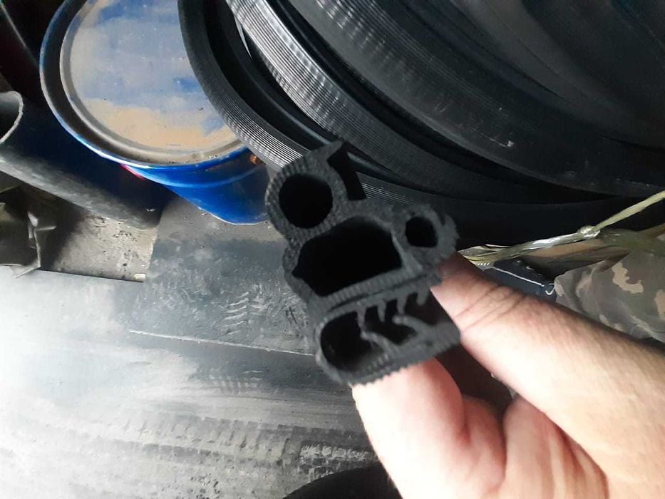 резиновое уплотнение дверей ВАЗ и УРАЛ  (уплотнитель)