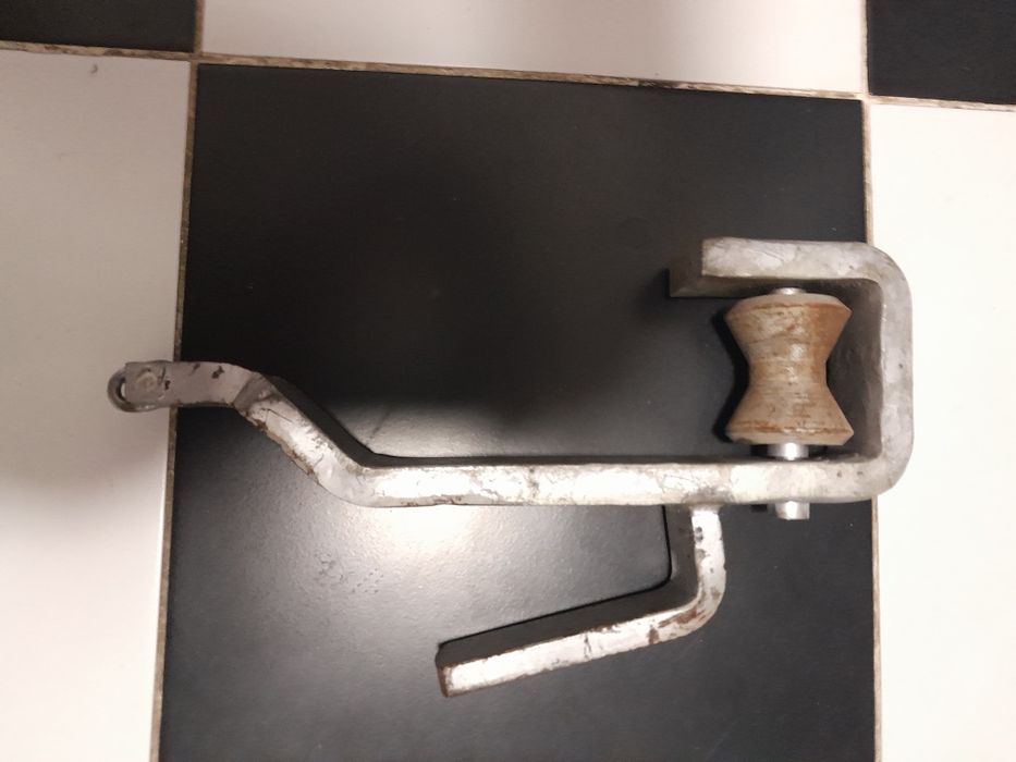 Кронштейн для откатных ворот