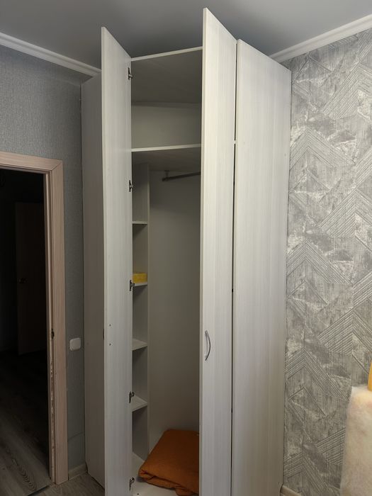 Вместительный угловой шкаф