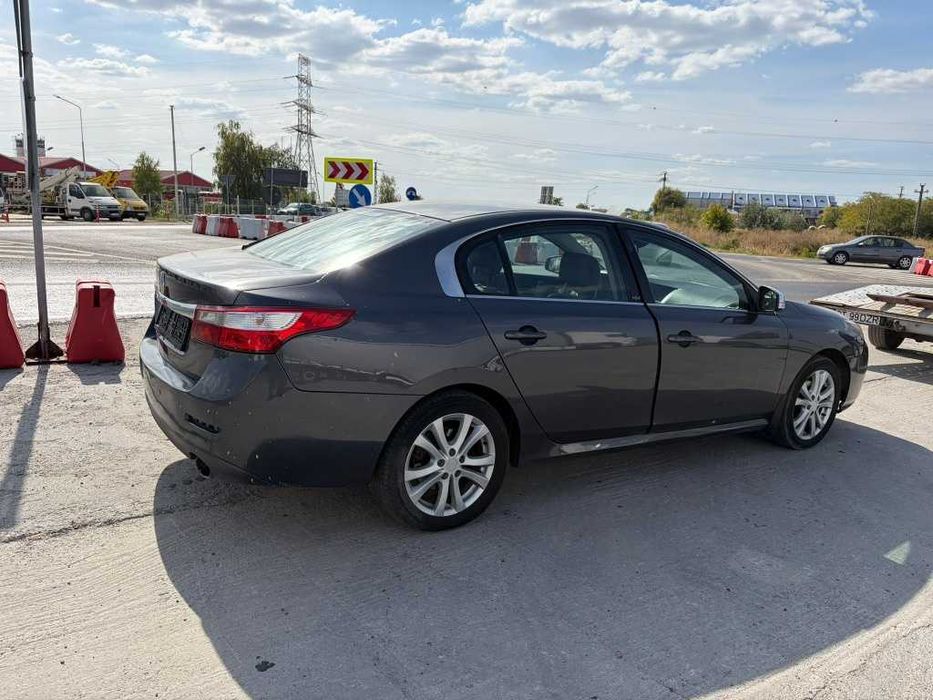 Dezmembrez Renault Latitude 2.0 dci M9R-P8 150 cai cutie manuala 6 trepte an 2011