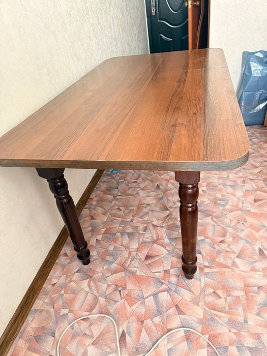 Обеденный стол для большой семьи