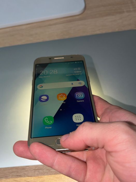 Samsung A3 2017. Ностальгия-телефон мини формата