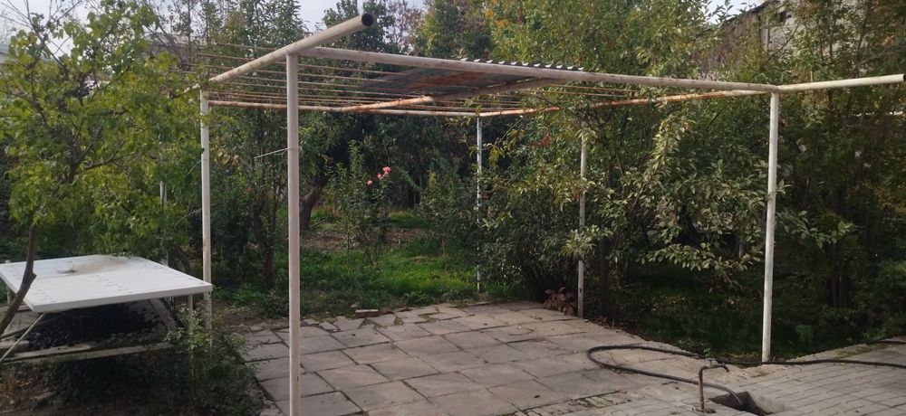 Лутфий! ВДОЛЬ ДОРОГИ.Срочно продаётся дом.