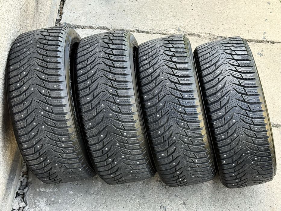 215|50 R17. Kumho WinterCraft.