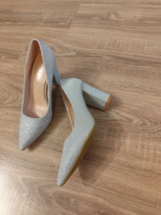 Дамски официални обувки сребристи с брокат