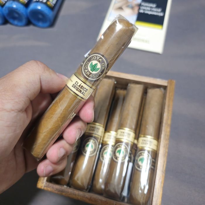 Trabucuri Joya De Nicaragua Clasico Robusto (10),  și 5 sticluțe de de nisip parfumat pentru scrumieră