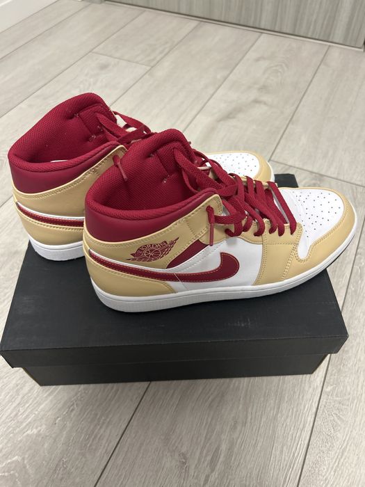 Adidasi Air Jordan 1 Mid Light Curry