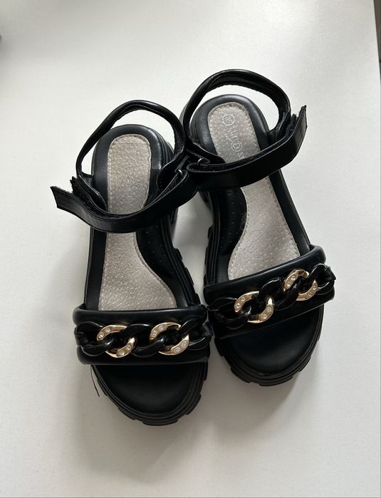 Продам детские сандалии