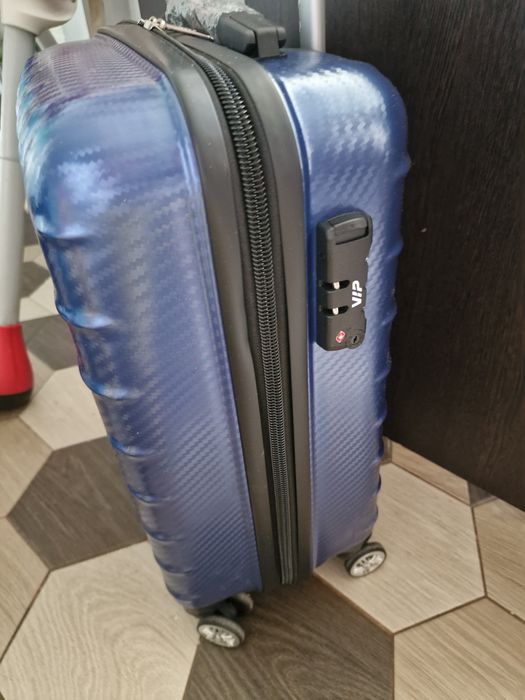 Новый чемодан размер S