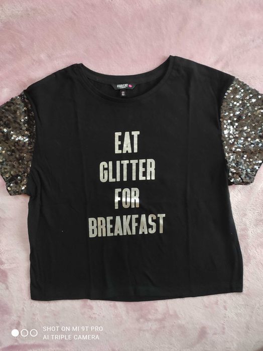 Тениски с надпис и блестящи елементи