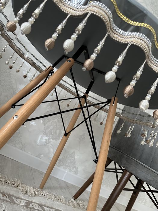 Круглый стол с стульями