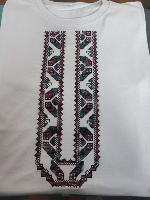 Бродирана тениска с шевица