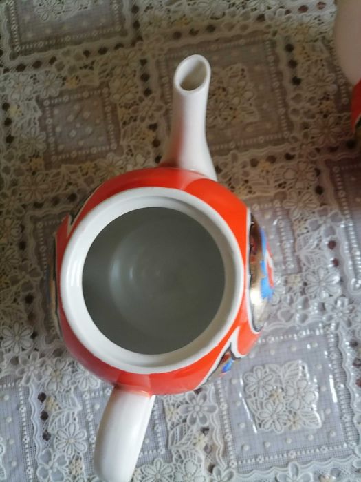 Продам фарфоровый заварник.