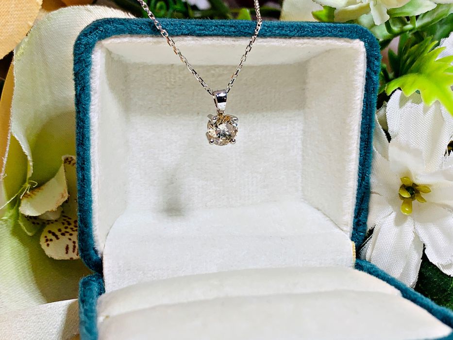 Элегатная золотая подвеска с бриллиантом