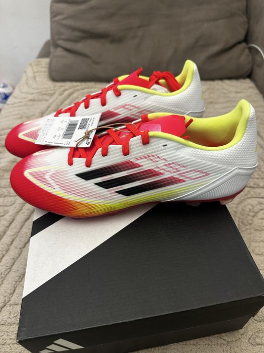 Два модела бутонки Adidas Predator и F 50