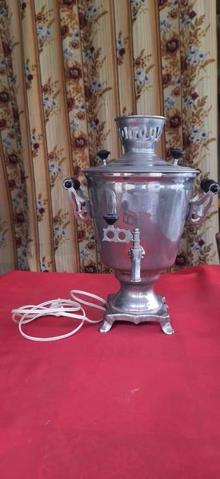 Самовар электрический  в рабочем состоянии